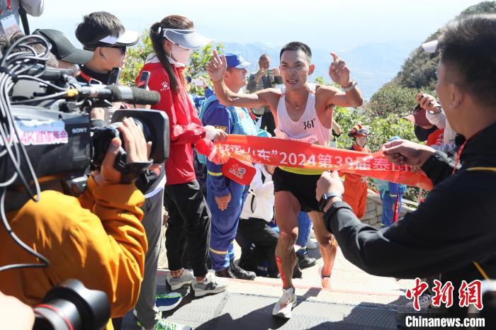 2024第38届泰山国际登山比赛鸣枪开跑：山地健身