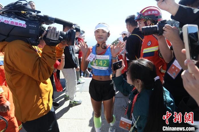 2024第38届泰山国际登山比赛鸣枪开跑：山地健身