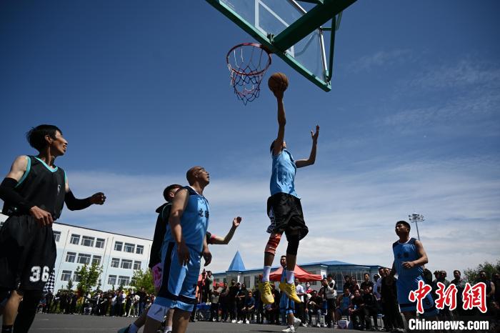 内蒙古东部旗县举办的民族团结进步杯“村BA”千