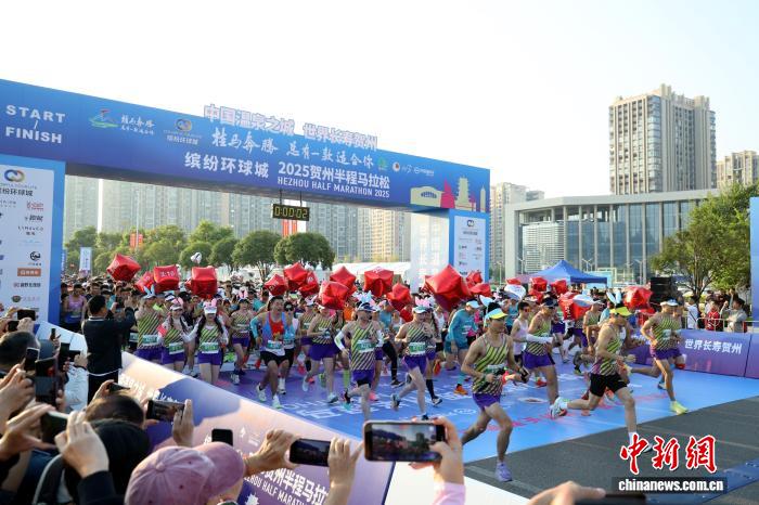 广西贺州半程马拉松吸引上万跑者 人形机器人登