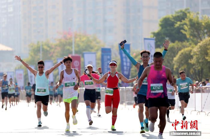 广西贺州半程马拉松吸引上万跑者 人形机器人登