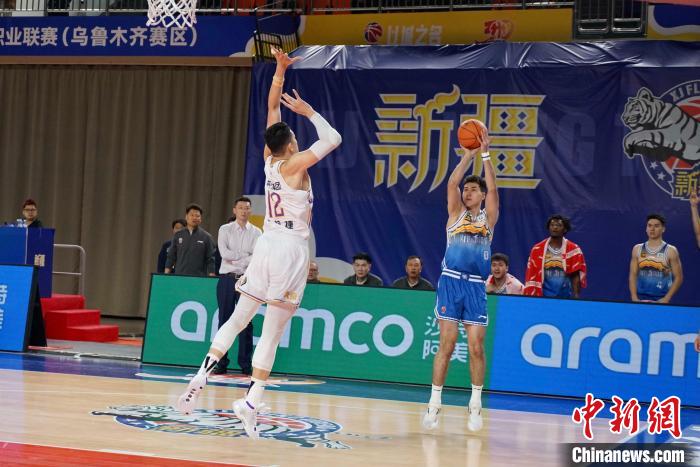 新疆伊力特主场以114比111险胜北京控股，收获新