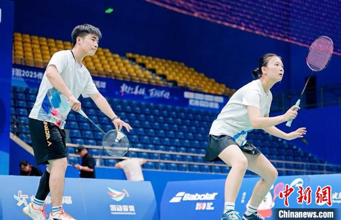 流行羽2025传奇挑战赛成都挥拍 逾700名选手角逐全