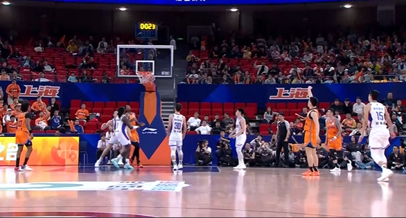 CBA常规赛上海半场54-44领先天津 张镇麟李弘权联