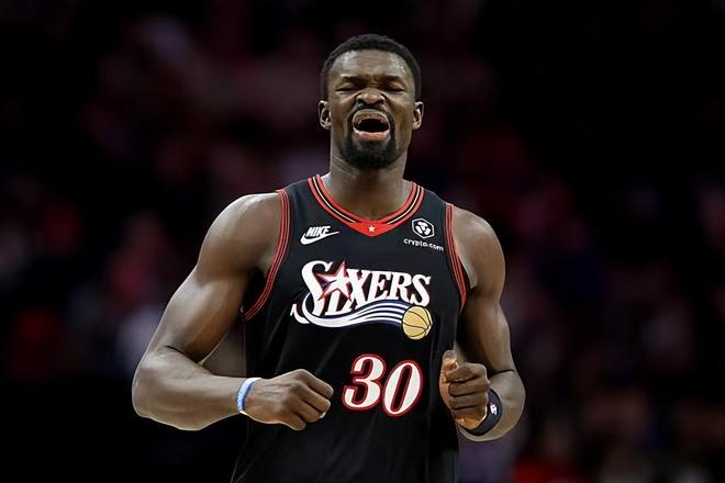 76人胜魔术晋级季后赛 博纳防守亮眼但进攻乏力