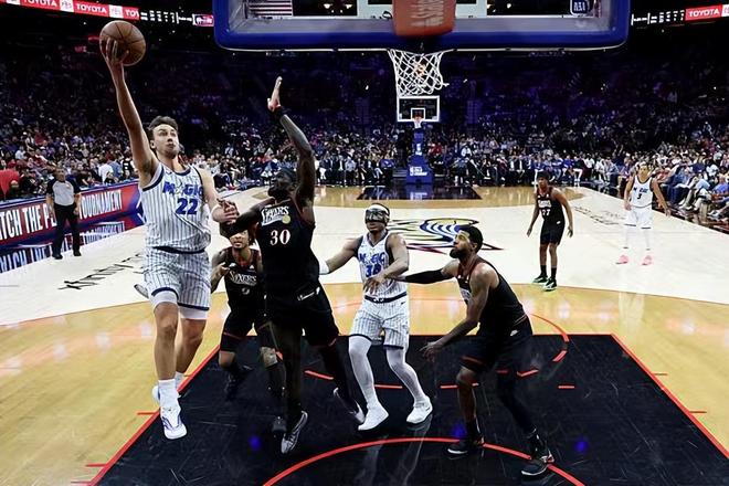 76人胜魔术晋级季后赛 博纳防守亮眼但进攻乏力