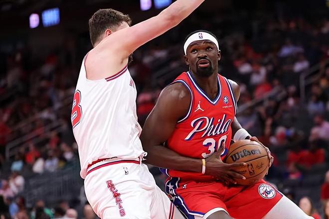 76人胜魔术晋级季后赛 博纳防守亮眼但进攻乏力