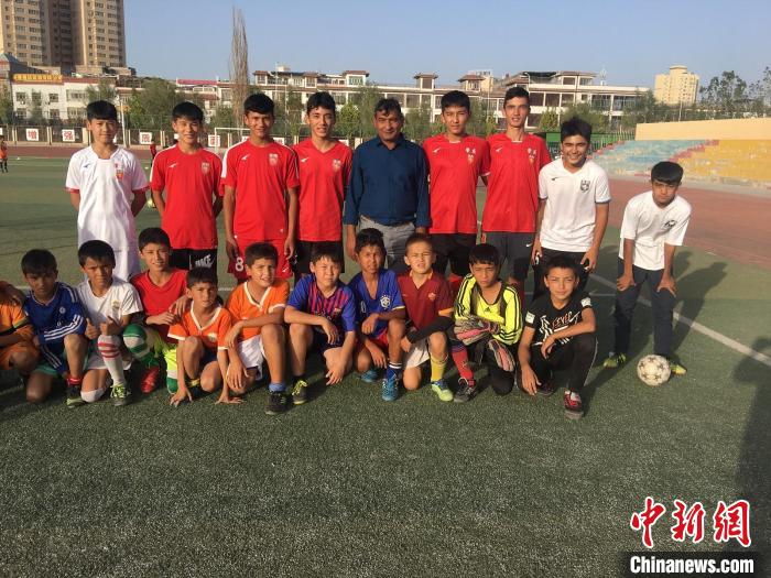 2023年U20中国男足队员木塔力普·依敏卡日、西尔杂提·努尔在喀什市夏马勒巴格镇中心小学。资料图。